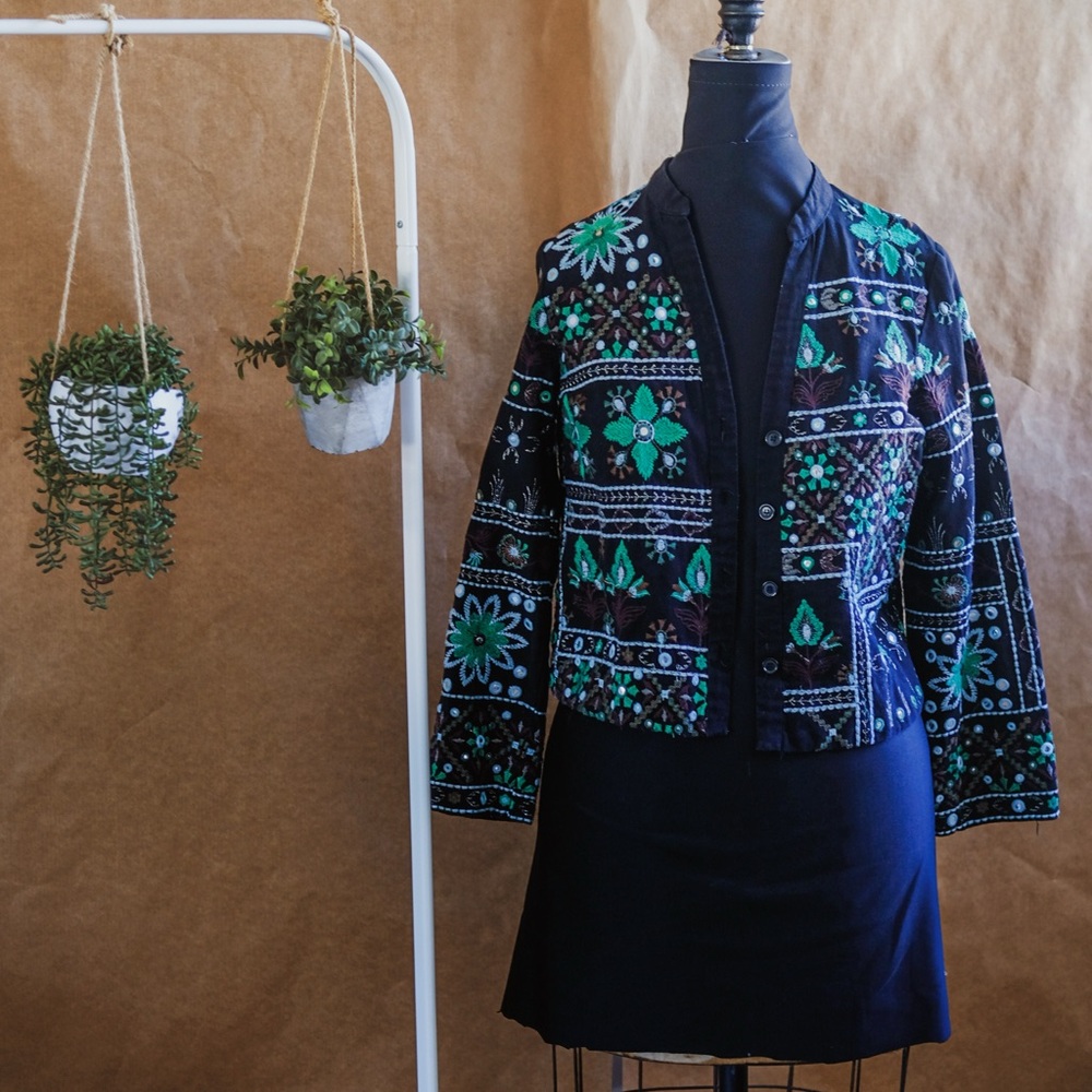 ✨ ZARA Embroidered Cropped Jacket – Black with Green & Blue Details